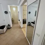 公寓 At Your Abroad - In Private House 地拉那